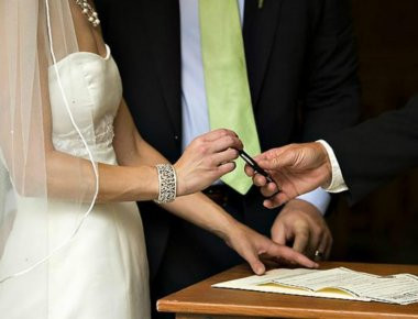 Ποιες είναι νέες αλλαγές στους πολιτικούς γάμους που εγκρίθηκαν από τη Βουλή;